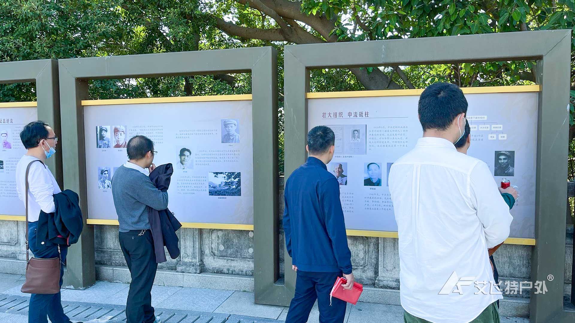 学员于塘厦观光公园革命烈士纪念碑前参观学革命历史。