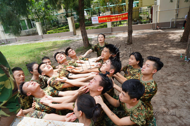 学员依次登山背摔台，开始项目的体验