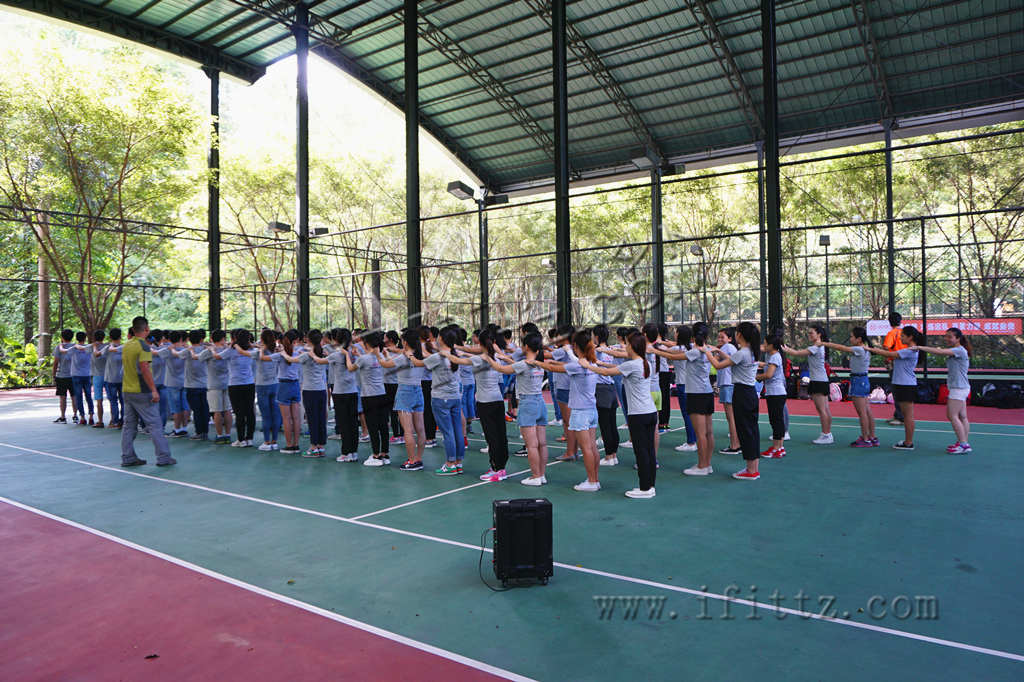 一早来到AFT艾飞特户外塘厦彩弹野战拓展培训基地，教练带领大家先做热身活动。