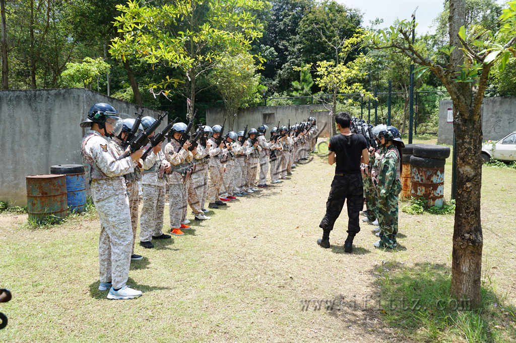 学员进入模拟实战区域，教官再次讲解野战活动的规则