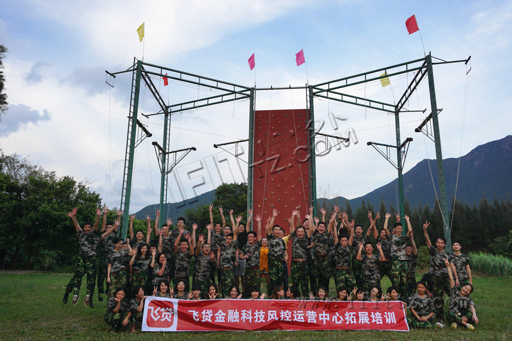 一天的挑战结束，学员门于基地高空架前合影留念。