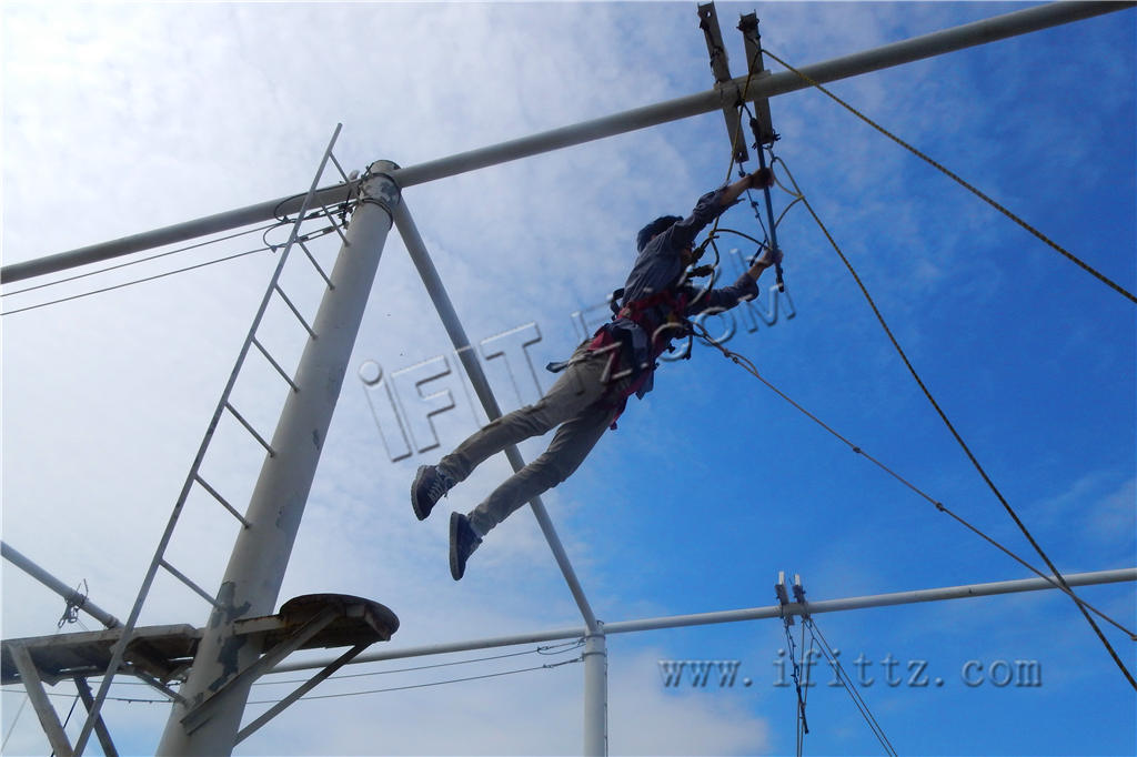 拓展培训高空挑战项目：飞越自我，高空单杠。