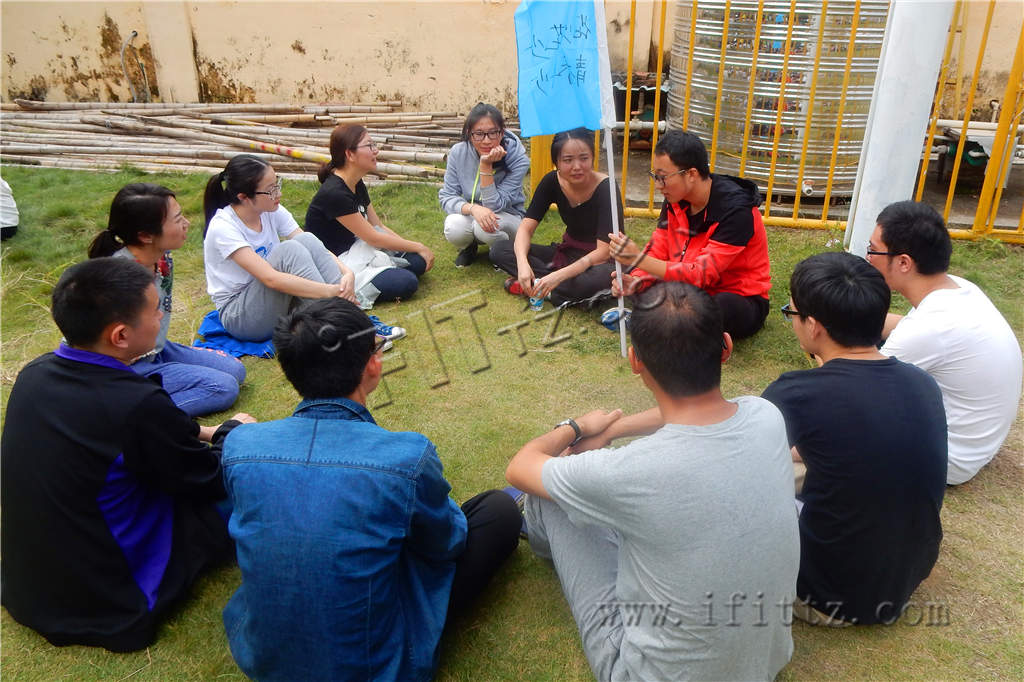 项目结束后，学员围在一起针对刚刚的项目开始了讨论分享。