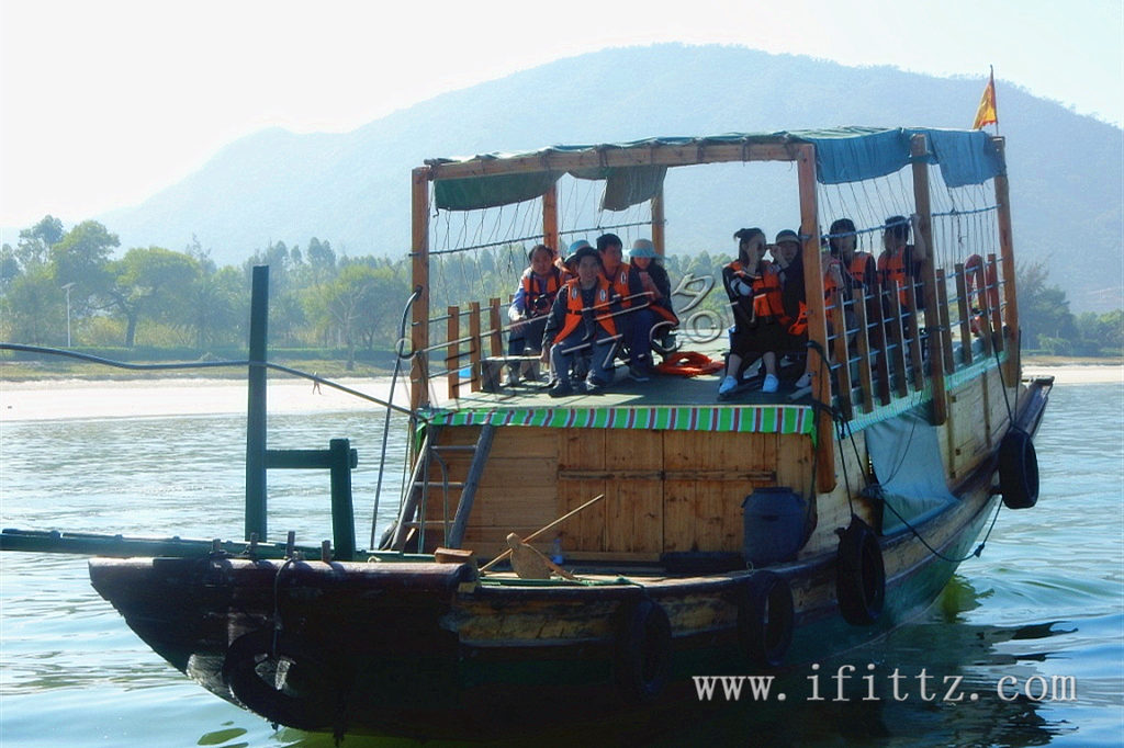 第二天上午，学员们于巽寮湾乘坐渔船出海捕鱼。