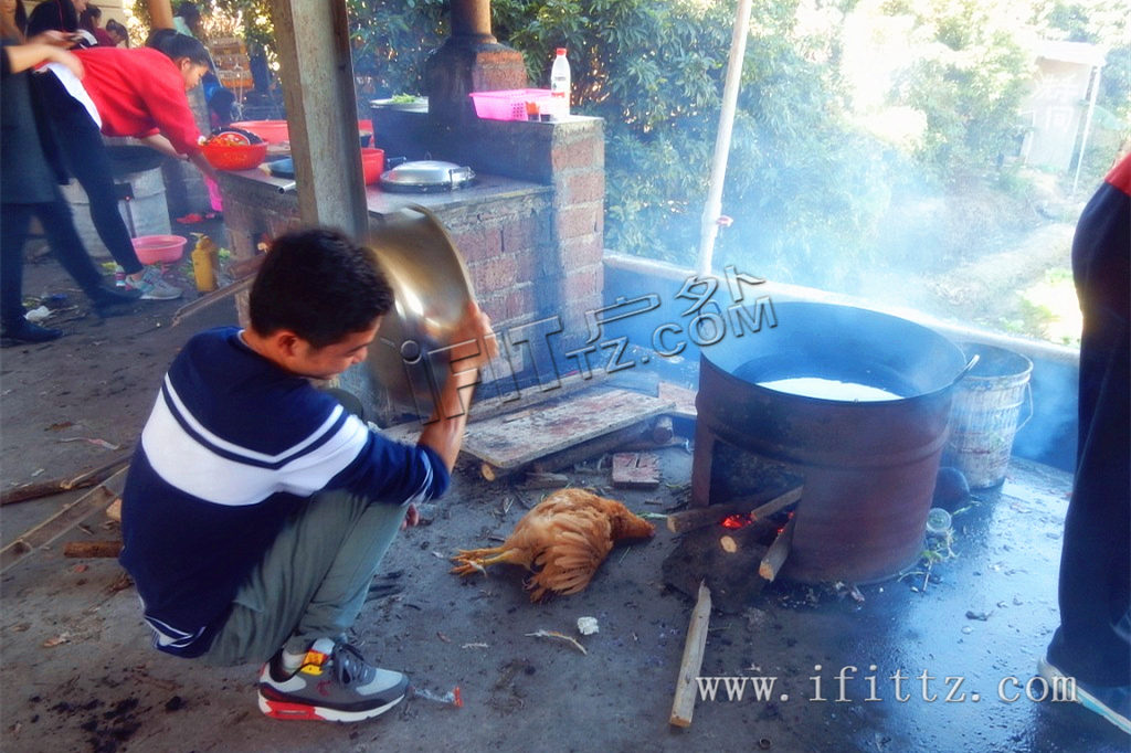 中餐安排的是野炊，学员们正在烧水杀鸡。