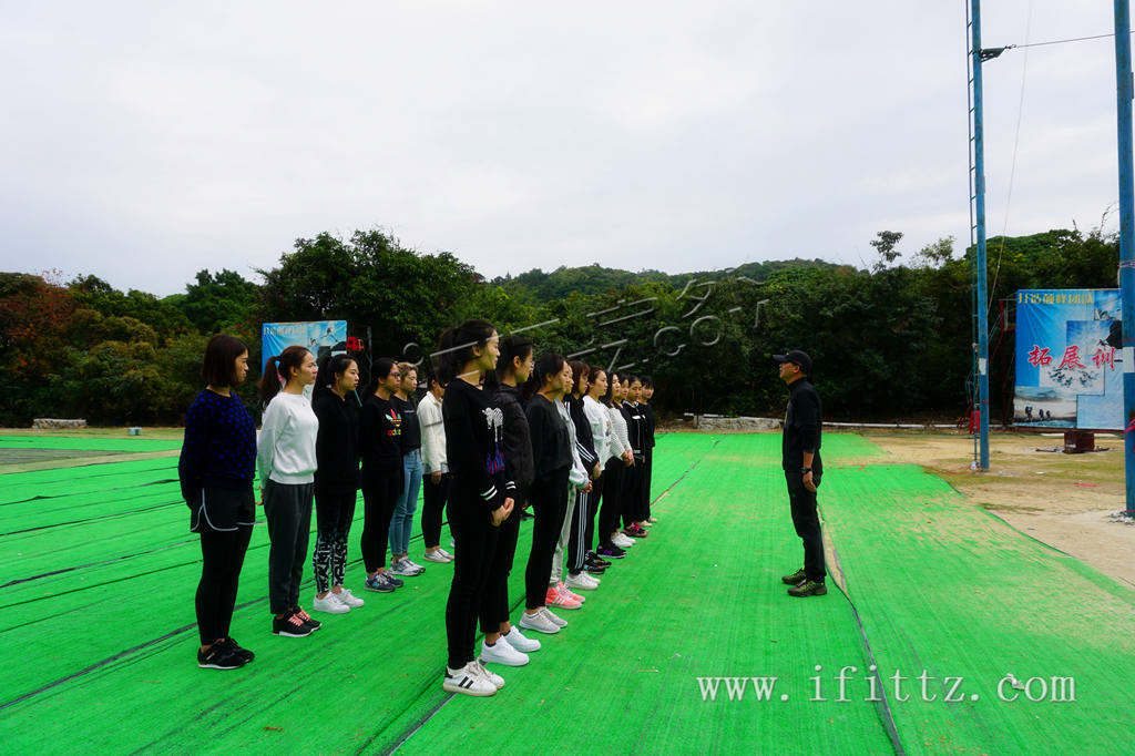 深圳市华沁服装设计有限公司学员一大早来到AFT艾飞特户外杨梅坑拓展培训基地，整齐列队，开始了为期一天的体验式户外拓展培训课程。