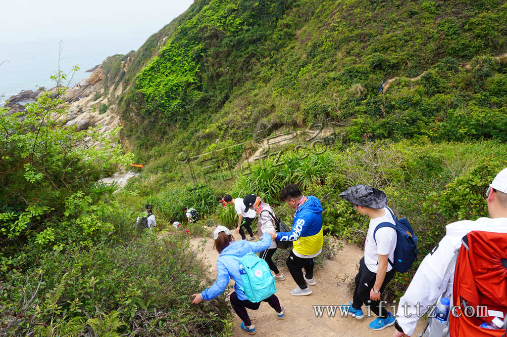 东西冲徒步穿越途中，陡峭的山路。