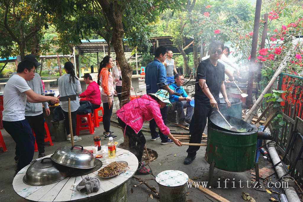 学员们分工协作，劈柴、烧火、切菜、炒菜，自己动手。
