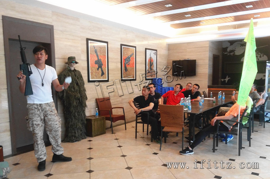 华润置地的学员们来到AFT彩弹野战俱乐部装备讲解室接受彩弹野战装备培训。