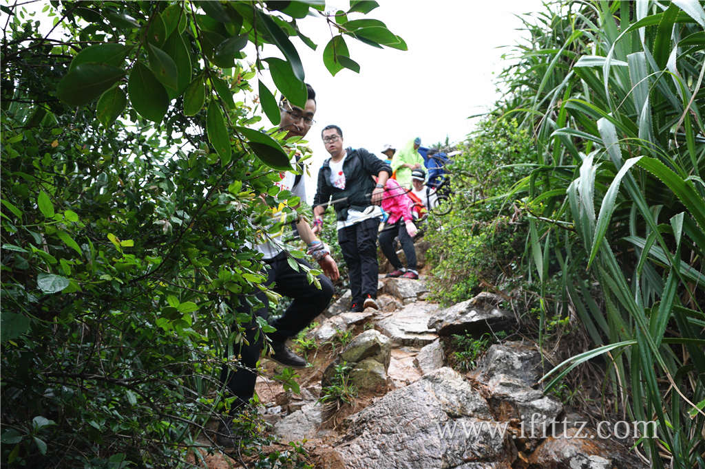 开始后续的穿越线路，此时以开始下起了小雨，道路变得有些湿滑，这给整个徒步穿越增加了不少难度。