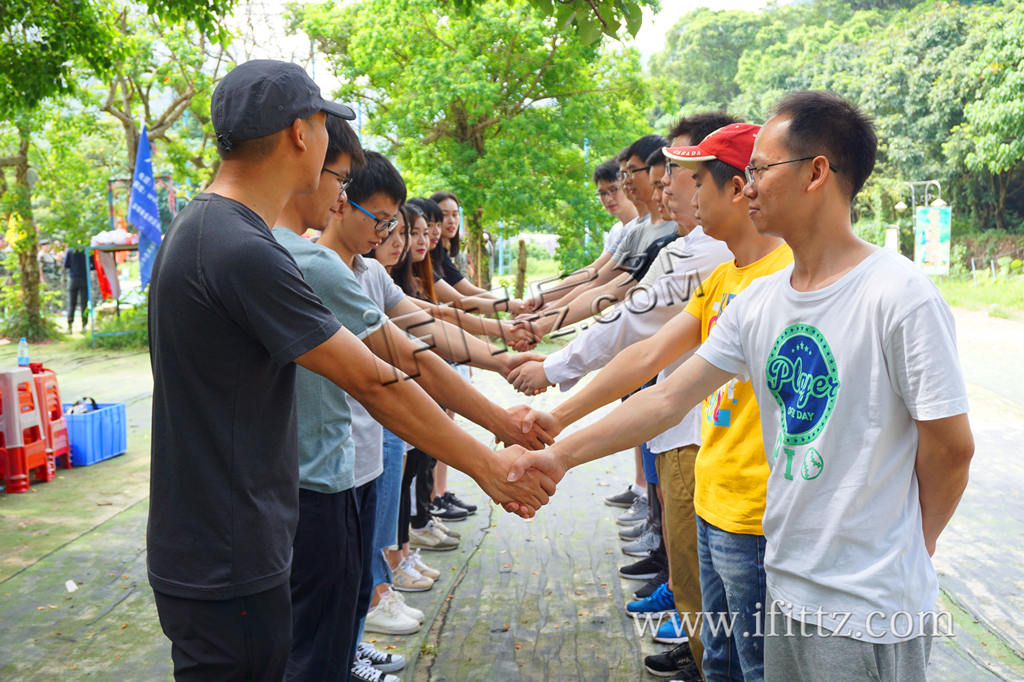 教练带领大家做一些热身小活动