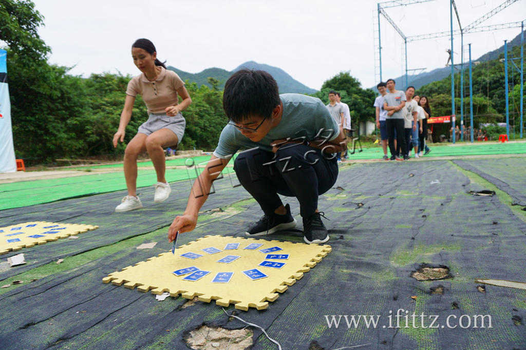 学员们正在体验目标与市场拓展训练项目