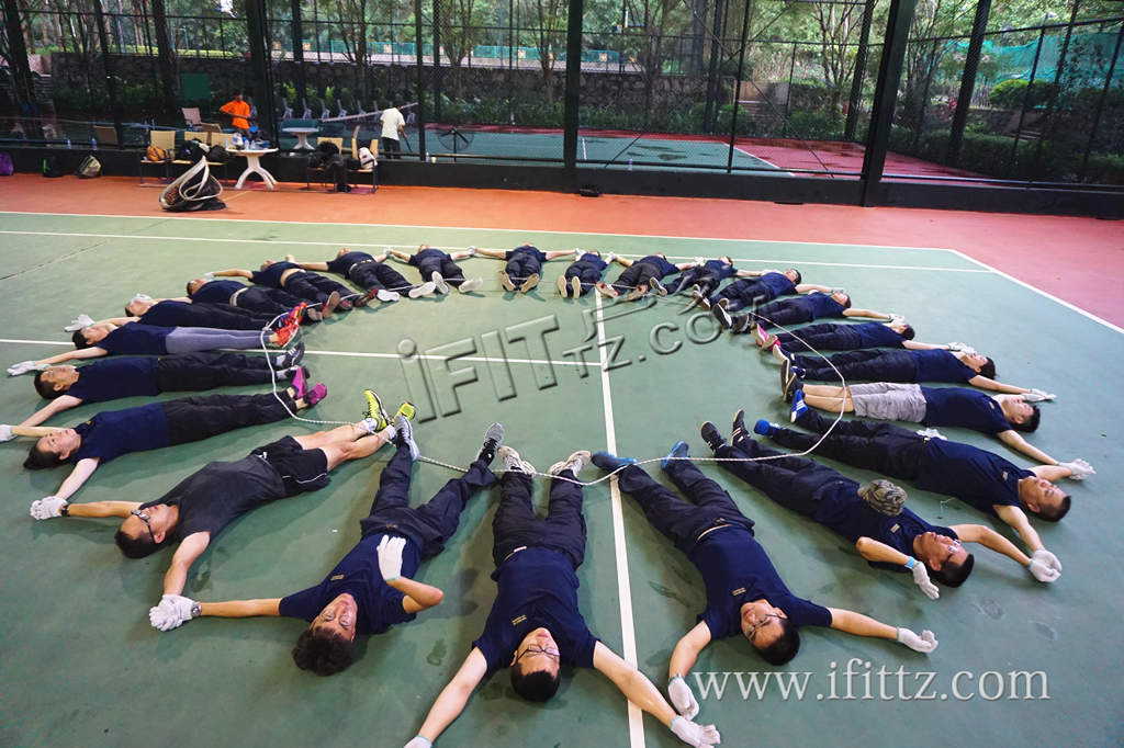 达到甚至超额完成团队预订的目标，学员们躺在场地稍作休息。