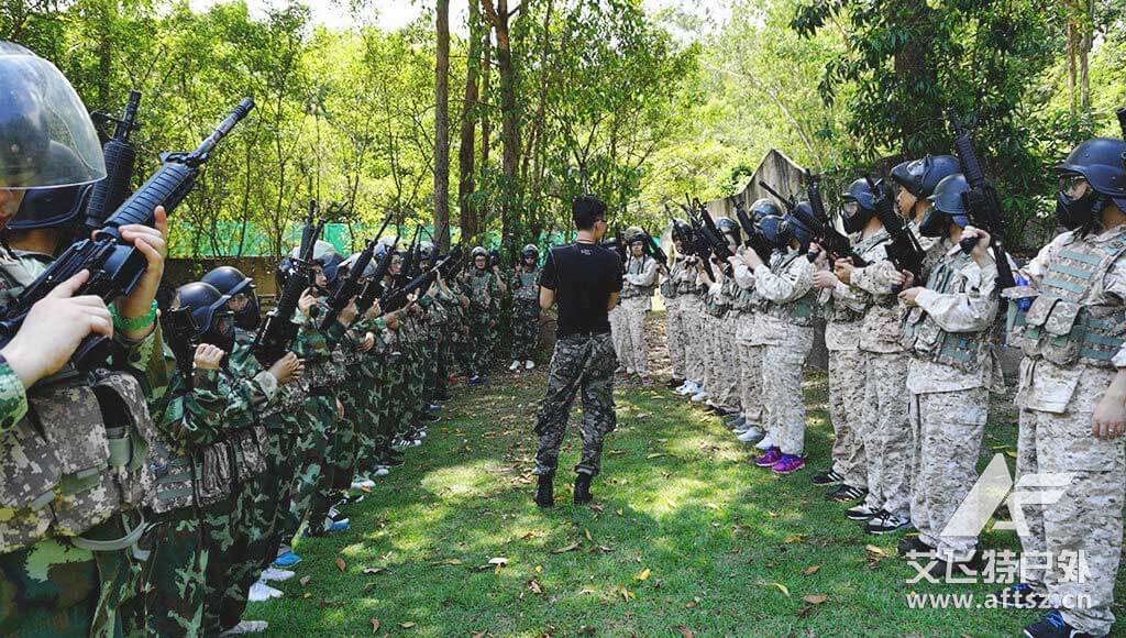 AFT户外野战俱乐部教官在场地内为学员讲解野战装备的使用和战役规则