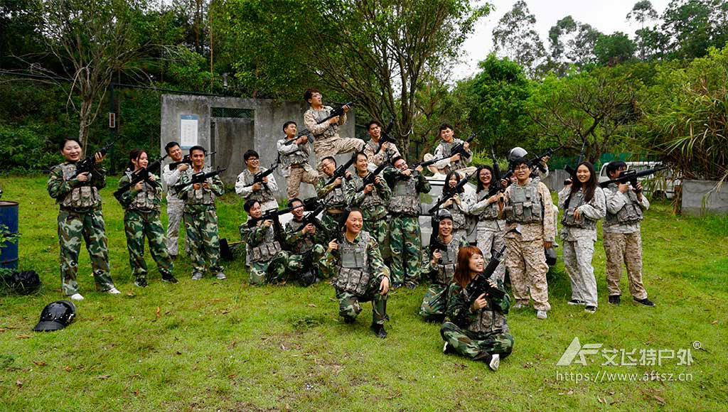 学员在真人CS彩弹野战模拟实战场地内合影。