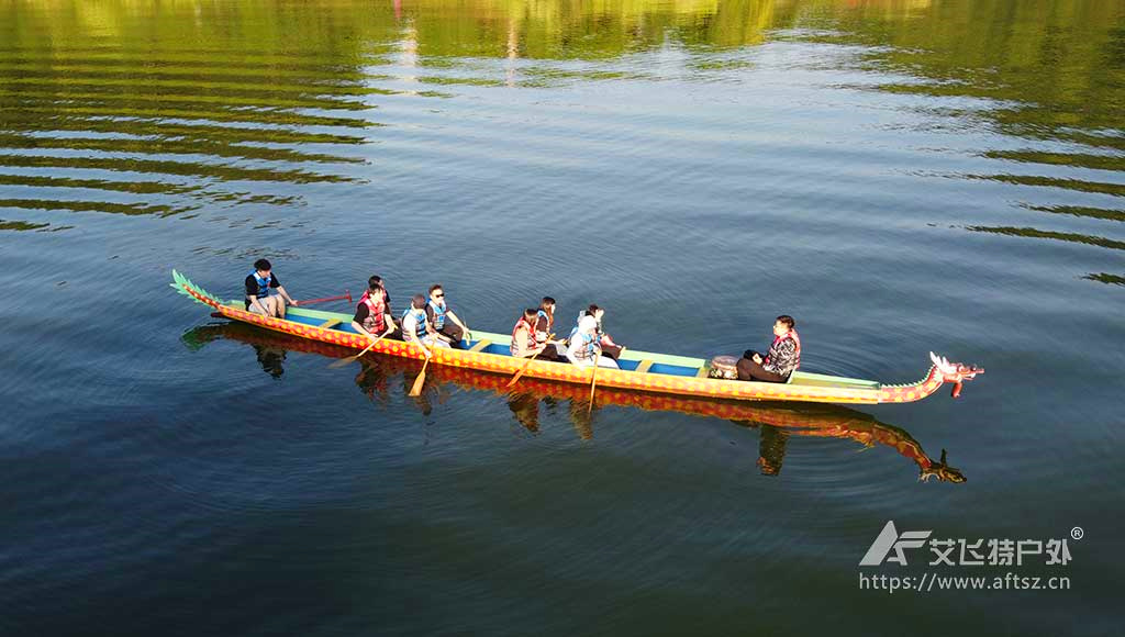 学员参加龙舟比赛活动项目