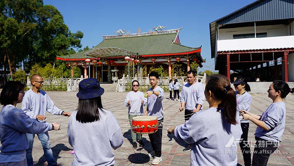 学员分组体验鼓动人心团建活动项目。