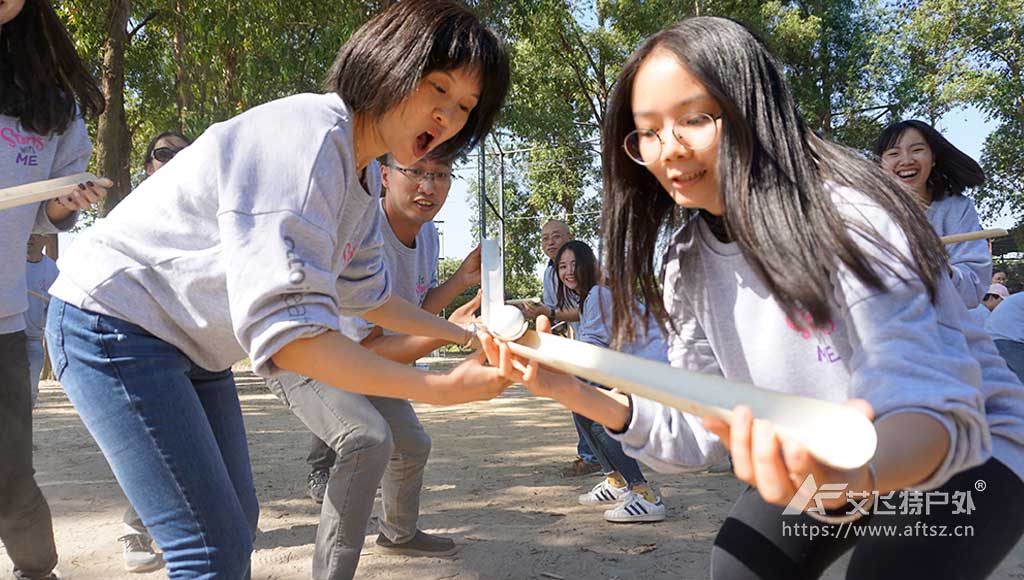 学员分组体验珠行万里团建活动项目。