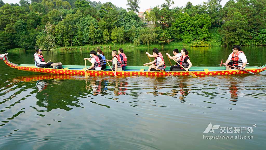 学员于宽阔的水面练习龙舟