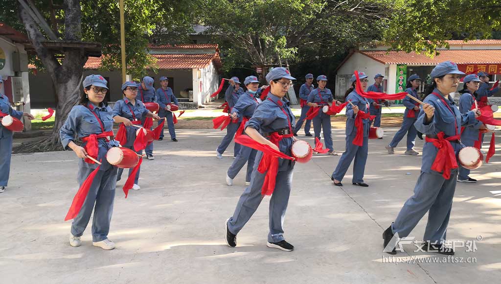 学员在练习后展示打腰鼓